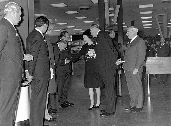 Die britische Monarchin bei der Eröffnung des ehemaligen Terminal-Gebäudes - Foto: Star Alliance/Archiv