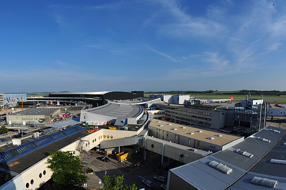 Blick über die Terminalgebäude des Flughafens; gut zu erkennen ist die Bausubstanz aus den 1960er Jahren - Foto: PA / Austrian Wings Media Crew