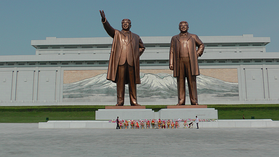 : Zu den Statuen von Kim Il Sung und Kim Jong Il darf man als Tourist vortreten, sich verbeugen und Blumen niederlegen. : Zu den Statuen von Kim Il Sung und Kim Jong Il darf man als Tourist vortreten, sich verbeugen und Blumen niederlegen.