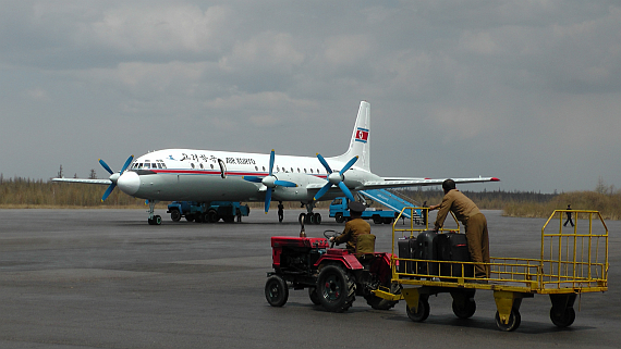 Die Il-18 mit Bodenfahrzeugen