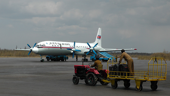 Die Il-18 mit Bodenfahrzeugen Die Il-18 mit Bodenfahrzeugen