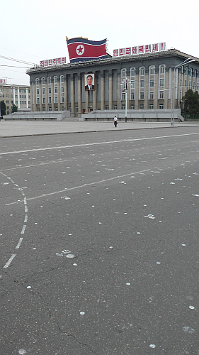 Kim Il Sung Platz, am Boden erkennt man Markierungen, die den Soldaten als Orientierung beim Marschieren dienen.