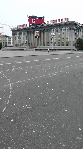 Kim Il Sung Platz, am Boden erkennt man Markierungen, die den Soldaten als Orientierung beim Marschieren dienen. Kim Il Sung Platz, am Boden erkennt man Markierungen, die den Soldaten als Orientierung beim Marschieren dienen.