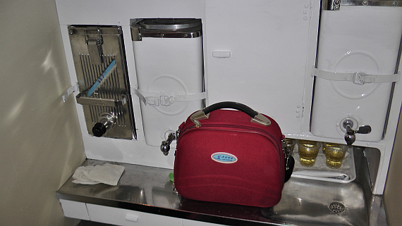Die Küche der An-24 mit einer Tasche der Besatzung. Die Küche der An-24 mit einer Tasche der Besatzung.