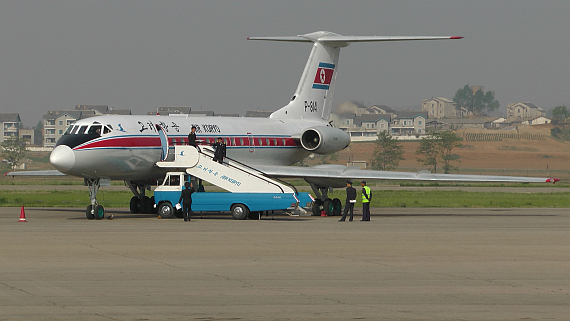 Die kleine Tupolev wird auf der Rampe in Pyongyang für den Flug vorbereitet