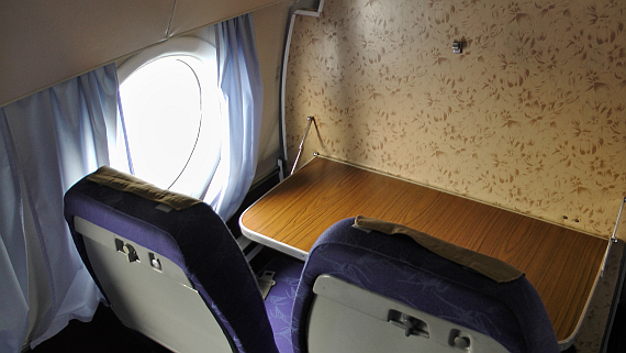 Eine Salontrennwand mit dem Tisch, wie in allen Tu-134 üblich. Eine Salontrennwand mit dem Tisch, wie in allen Tu-134 üblich.