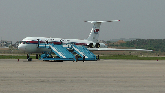 Die Il-62 erwartet die Touristen für den Heimflug.