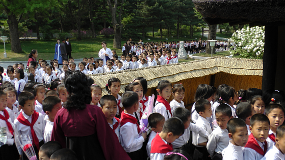 Kinder besuchen Kim Il Sungs Herberge in Pyongyang. Kim Il Sung ist noch immer Präsident des Staates, obgleich er bereits verstorben ist.