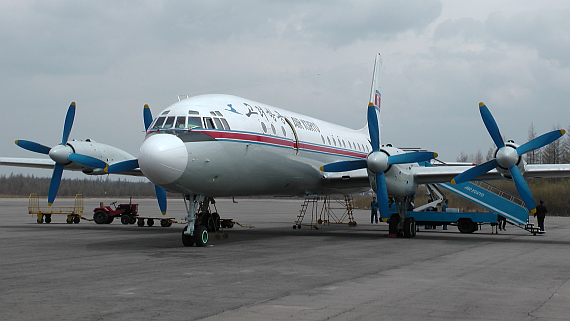 Air Koryo Il-18D auf dem Vorfeld in Samjiyon. Air Koryo Il-18D auf dem Vorfeld in Samjiyon.