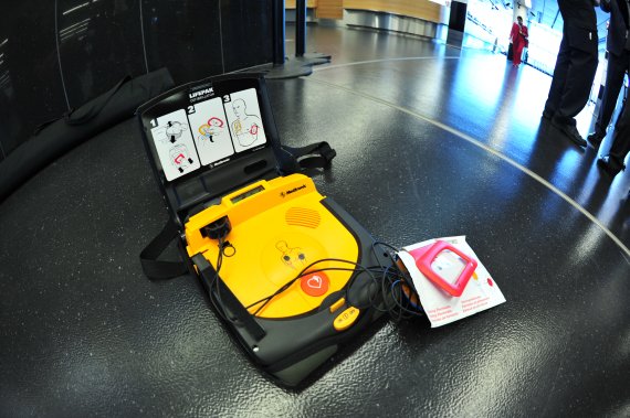 AED vom Typ Lifepak CRplus im geöffneten Zustand