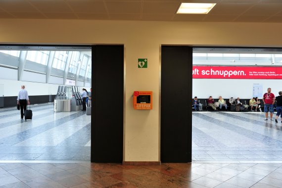 Eines der Geräte hängt bei der Brandschutztüre, die Check-In 1 mit dem derzeit ungenutzten Check-In 2 verbindet