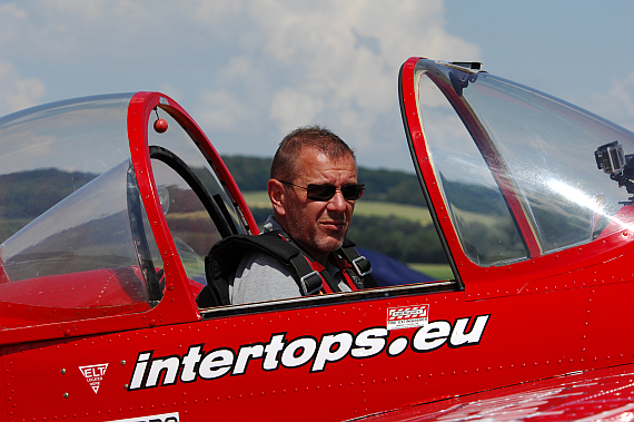 Johann Fesl im Cockpit seiner YAK-55