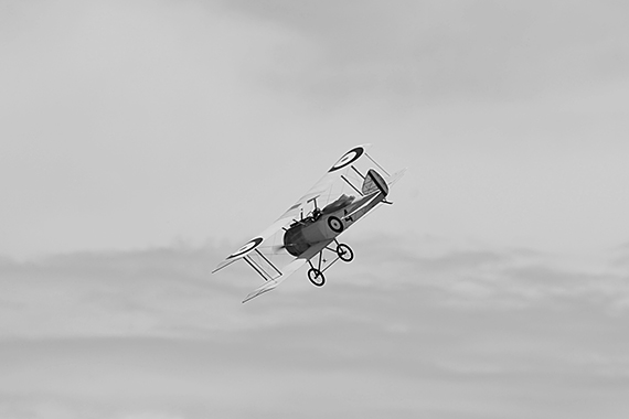 Modell einer Sopwith Camel über den Wolken ...