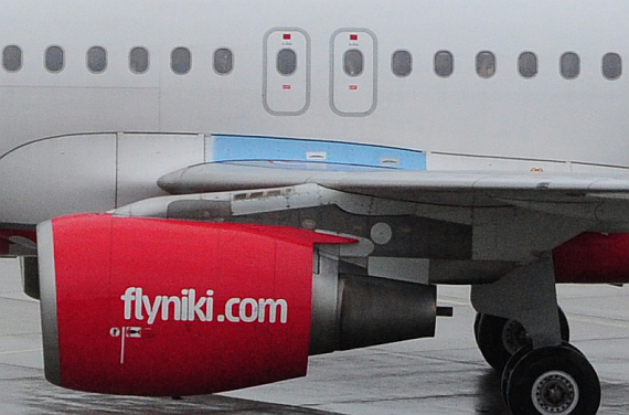 NIKI Airbus A320 OE-LEX mit Ersatzteil bei Rumpfverkleidung_Closeup - Foto: PA / Austrian Wings Media Crew