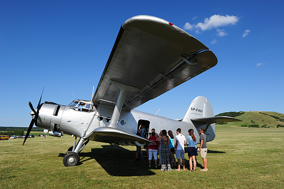 Passagiere beim Boarding der AN2 von Classicwings