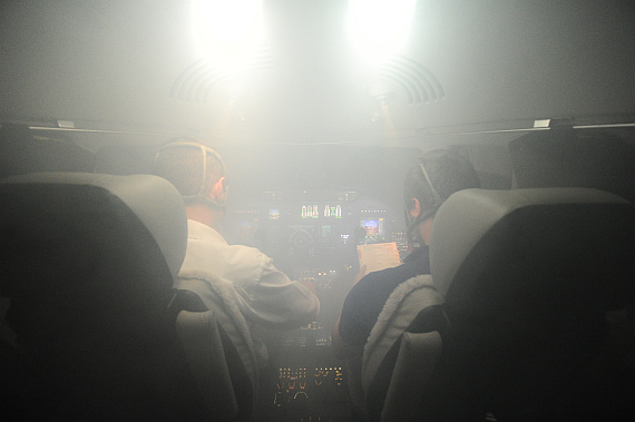 Rauch im Cockpit: Piloten mit angelegten Sauerstoffmasken während eines Simulatortrainings, Symbolbild - Foto: PA / Austrian Wings Media Crew