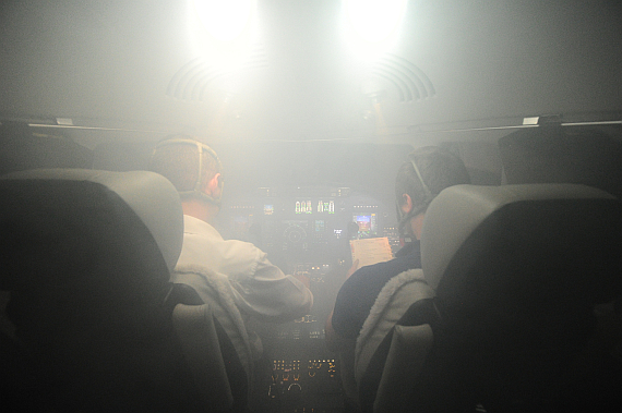 Rauch im Cockpit: Piloten mit angelegten Sauerstoffmasken während eines Simulatortrainings, Symbolbild - Foto: PA / Austrian Wings Media Crew Rauch im Cockpit: Piloten mit angelegten Sauerstoffmasken während eines Simulatortrainings, Symbolbild - Foto: PA / Austrian Wings Media Crew
