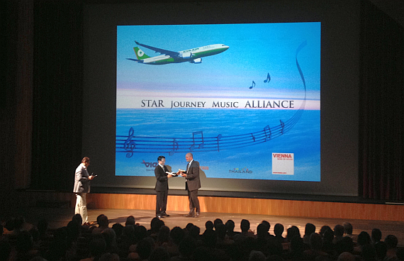 EVA Air "Star Journey Music Alliance", Alexander Schnecke (Star Alliance) und Edward Ho (EVA Air) - Foto: Austrian Wings Media Crew EVA Air "Star Journey Music Alliance", Alexander Schnecke (Star Alliance) und Edward Ho (EVA Air) - Foto: Austrian Wings Media Crew