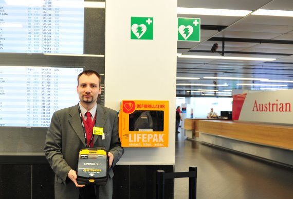 Stefan Streim aus Ebreichsdorf ist in seiner Freizeit ehrenamtlicher Sanitäter beim Samariterbund und hat als einer der ersten Flughafenmitarbeiter die Defi-Schulung absolviert - Foto: Austrian Wings Media Crew