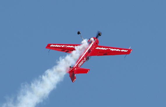 Yak 55 Johan Fesl im Rückenflug mit Rauch Spitzerberg 2013 - Foto: PA / Austrian Wings Media Crew