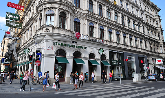 Dort, wo einst Kunden der Air France ihre Tickets kauften, wird heute mit Kaffeprodukten gehandelt; die Air France Räumlichkeiten im ersten Stock dienen administrativen Zwecken und sind für Kunden nicht zugänglich - Foto: PA / Austrian Wings Media Crew