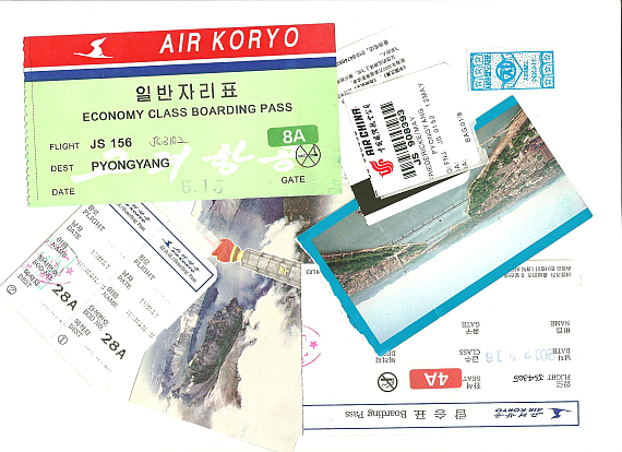 Bordingpaesse der Air Koryo. Auf der Rueckseite finden sich Bilder touristischerSehenswuerdigkeiten. Ein kleines Metro Billet wurde dazugeschummelt!