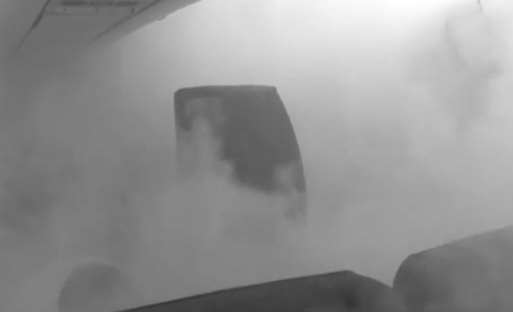 Rauch in der Kabine zählt zu den gefährlichsten Notfällen an Bord von Verkehrsflugzeugen; innerhalb kürzester Zeit geht die Sichtweite quasi auf Null zurück, viel gefährlicher sind jedoch die giftigen Rauchgase; dieses Foto wurde während eines Crew