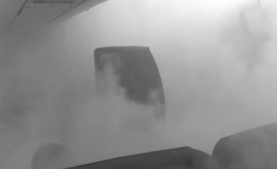 Rauch in der Kabine zählt zu den gefährlichsten Notfällen an Bord von Verkehrsflugzeugen; innerhalb kürzester Zeit geht die Sichtweite quasi auf Null zurück, viel gefährlicher sind jedoch die giftigen Rauchgase; dieses Foto wurde während eines Crew Rauch in der Kabine zählt zu den gefährlichsten Notfällen an Bord von Verkehrsflugzeugen; innerhalb kürzester Zeit geht die Sichtweite quasi auf Null zurück, viel gefährlicher sind jedoch die giftigen Rauchgase; dieses Foto wurde während eines Crew