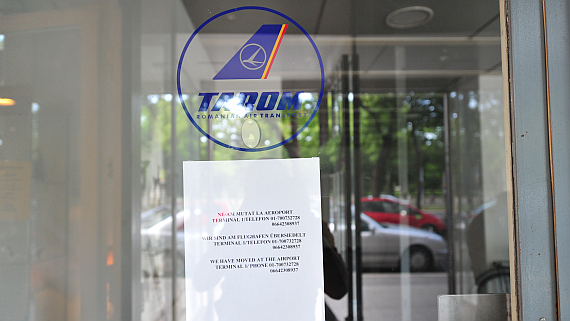 Tarom Kunden werden auf Rumänisch, Deutsch und Englisch darüber informiert, dass das Büro geschlossen ist und man "zum Flughafen übersiedelt" sei - Foto: PA / Austrian Wings Media Crew