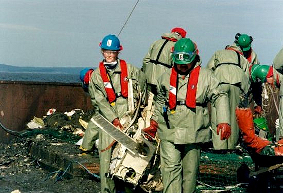 Arbeiter bergen die Wrackstücke von Swissair 111 - Foto: TSB of Canada