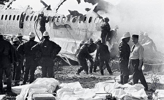 Feuerwehrleute bergen die Leichen aus dem Wrack von Varig 820 - Foto: Archiv Feuerwehrleute bergen die Leichen aus dem Wrack von Varig 820 - Foto: Archiv