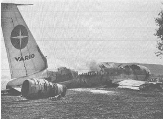 Das ausgebrannte Wrack von Varig 820 an der Unfallstelle - Foto: Courtesy http://oaprendizverde.com.br Das ausgebrannte Wrack von Varig 820 an der Unfallstelle - Foto: Courtesy http://oaprendizverde.com.br