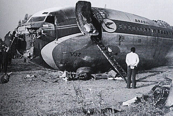 Das ausgebrannte Wrack von Varig 820 an der Unfallstelle, Frontalaufnahme - Foto: Courtesy http://oaprendizverde.com.br