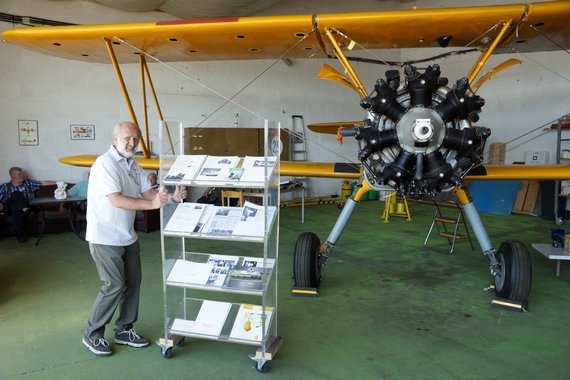 Benno Beran, einer der guten Geister des AAM, vor einer der beiden Boeing Stearman, die schon bald wieder fliegen sollen