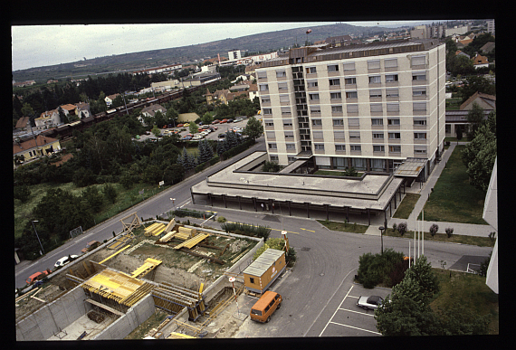 Luftaufnahme des im Bau befindlichen Hangars (links)