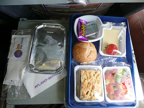 Das Essen an Bord war ein übliches Menü wie man es in Russland auf fast allen Flügen bekommt, jedoch etwas umfangreicher und mit Hot Meal; Dazu wurden immer wieder Getränke gereicht, für Kinder gab es Spielsachen Das Essen an Bord war ein übliches Menü wie man es in Russland auf fast allen Flügen bekommt, jedoch etwas umfangreicher und mit Hot Meal; Dazu wurden immer wieder Getränke gereicht, für Kinder gab es Spielsachen