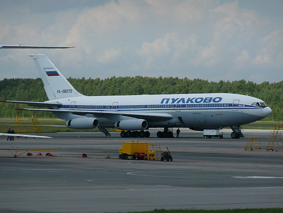 Eine Il-86 der Pulkovo wird für einen Flug nach Moskau vorbereitet, gut zu sehen sind zwei der bordeigenen Treppen, sowie die geöffnete Türe zur Küche in der unteren Ebene