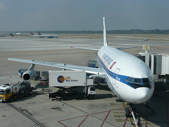 RA-86109 wird abgefertigt für den Flug heim nach Vnukovo. Gut zu erkennen ist die Türe zur unteren Küche, welche zugleich als Brücke dient, sowie die vordere eingebaute Passagiertreppe, am Bild rechts vom vorderen Fahrwerk