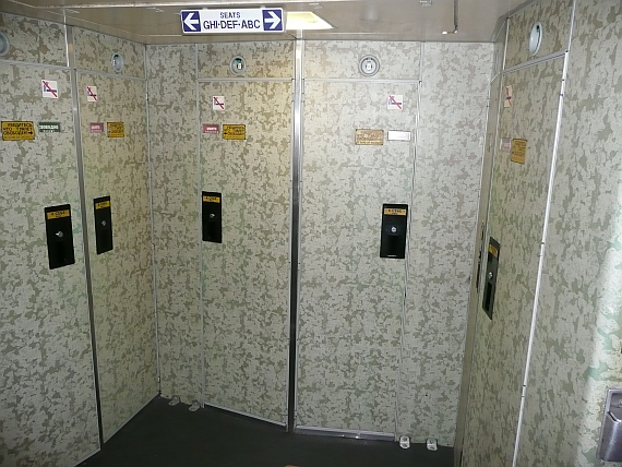 Die Anzahl an Toiletten ist selbst bei einer vollen ILW ausreichend, wobei sich bei einem Flug von circa 3 Stunden kaum Stoßzeiten bilden wie auf Langstreckenflügen