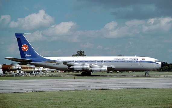 Vor allem Airlines aus Entwicklungsländern, wie Biman Bangladesh, nutzten die 707 teilweise bis in die 1990er Jahre im Passagierdienst