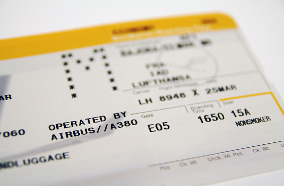 Auf jeder Bordkarte ist die Boarding-Zeit klar ersichtlich. Spätestens zu diesem Zeitpunkt sollte man als Passagier am Gate sein, anderenfalls fällt es unter "eigenes Verschulden", wenn man den Flug verpasst - Foto: Wikimedia Commons