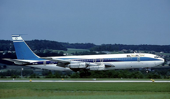 El Al setzte die B707 bis in die späten 1980er Jahre im Passagierbetrieb ein, wie hier nach Zürich; Aufnahme von 1982 - Foto: Eduard Marmet via Wikipedia
