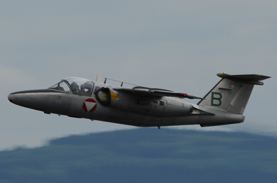 Zwei Saab 105 fingen die Boeing 737 ab. Zwei Saab 105 fingen die Boeing 737 ab.
