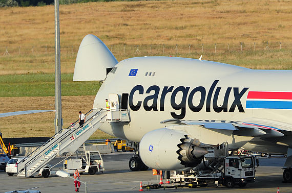 Cargolux Boeing 747-8F Erstlandung Flughafen Wien LX-VCF Closeup Pilot verlässt Flugzeug Foto PT Austrian Wings Media Crew