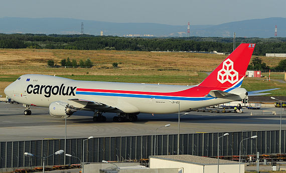 Cargolux Boeing 747-8F Erstlandung Flughafen Wien LX-VCF rollt zur Parkposition Foto PT Austrian Wings Media Crew