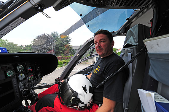 Stützpunktleiter Günter Grassinger im Cockpit der EC-135.