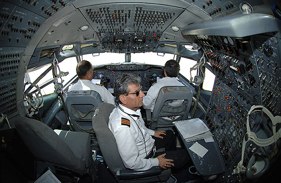 Cockpit einer Boeing 707 der Saha Air, fotografiert im Fisheye-Objektiv im April 2006 - Foto: Sam Chui