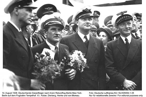 Crew der Lufthansa Focke Wulf FW200 nach der Rückkehr nach Berlin Foto Archiv Lufthansa