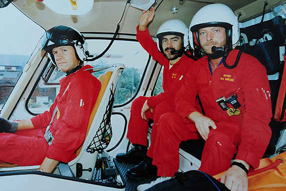Cpt. Brunner mit Arzt und Sanitäter im Hubschrauber, undatierte Aufnahme aus den 1980er Jahren - Foto: Austrian Wings Archiv via ÖAMTC