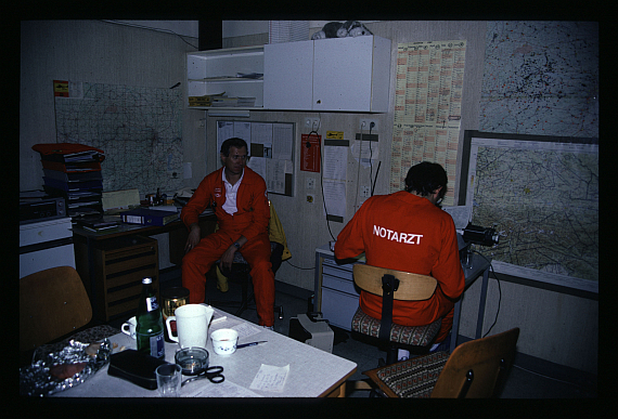 Blick ins "Hubschrauberzimmer" in den Anfangsjahren von Christophorus 2; im Zeitalter vor den Computern tippte der Notarzt die Einsatzprotokolle noch mit der Schreibmaschine